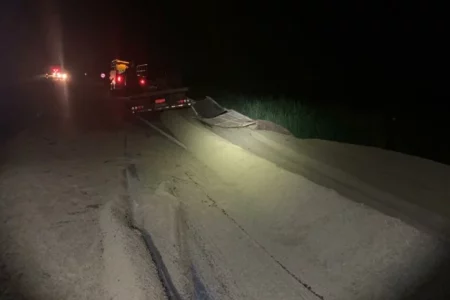 Caminhoneiro bêbado e desatento é preso em Anápolis após perder parte da carga na estrada, em Pirenópolis