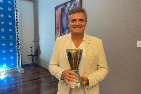 Luis Carlos Winck com troféu de melhor treinador do Goianão. (Foto: Felipe André - Mais Goiás)